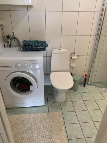 La salle de bains est pourvue de toilettes et d'un lave-linge. dans l'établissement Lägenhet 35m2 Strömstad Centrum, à Strömstad