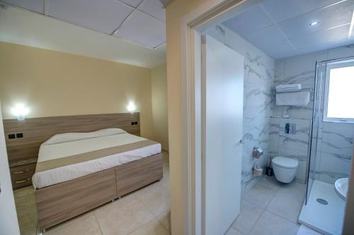Kylpyhuone majoituspaikassa Allegro Hotel