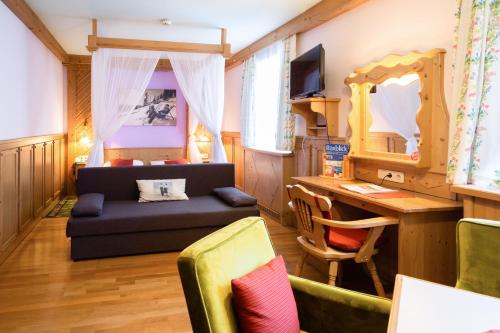 ein Wohnzimmer mit einem Sofa und einem Tisch in der Unterkunft Scharfegger's Raxalpenhof - Zuhause am Land in Reichenau