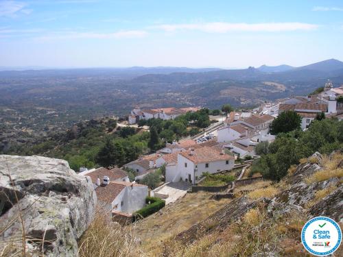 uma vista para uma aldeia a partir de uma montanha em Casa da Silveirinha em Marvão