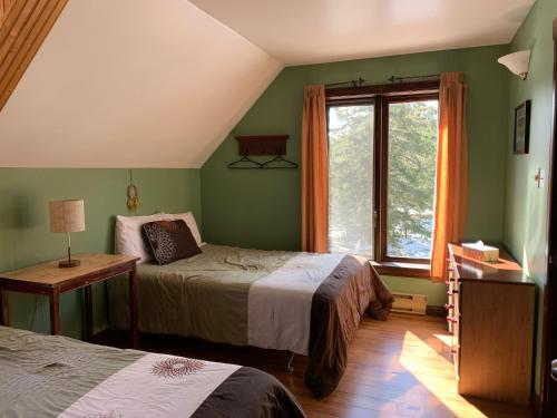Tempat tidur dalam kamar di L'Auberge Refuge du Trappeur