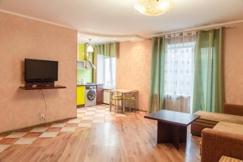 - un salon avec un canapé et une télévision dans l'établissement Apartment Triokhsviatytelskaya Street 3, à Kiev