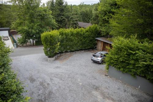 a car parked in a driveway next to a house at Chalet à l'aise met Wellness, Durbuy in Durbuy