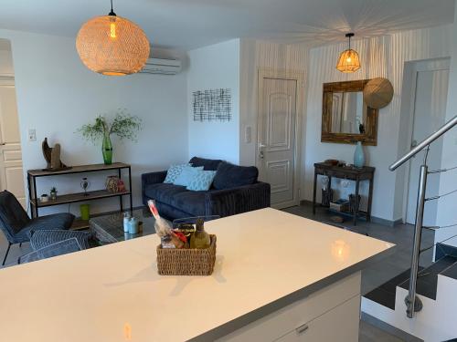 un salon avec un canapé et une table dans l'établissement Maison porto vecchio - lecci, à Porto-Vecchio