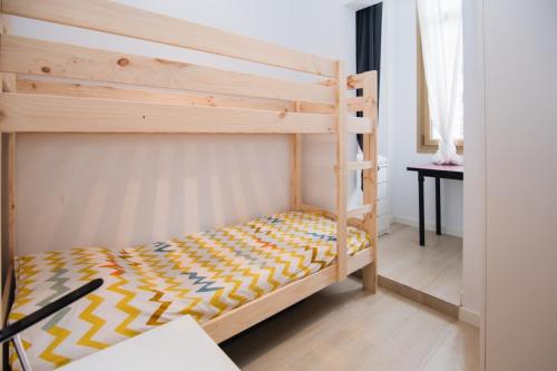 ein Schlafzimmer mit einem Etagenbett mit einer Leiter in der Unterkunft LA SURFERA APARTMENT in Tarragona