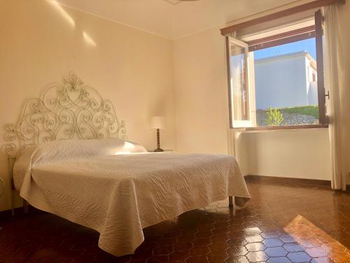 sypialnia z łóżkiem i oknem w obiekcie Villa Catenacci Anacapri w mieście Anacapri
