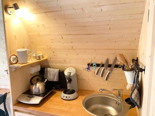 a kitchen counter with a sink in a tiny house at Hüttendorf Fränkische Schweiz in Pottenstein