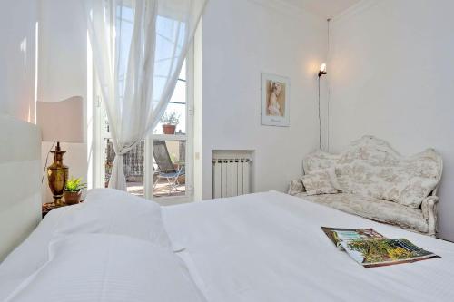 A bed or beds in a room at RomeAsYouLike - Arancio Apartments N° 10