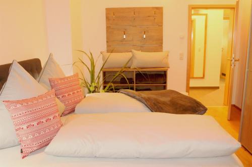 Zimmer mit 2 Betten und Kissen darauf in der Unterkunft Ferienwohnung Mang in Blaichach