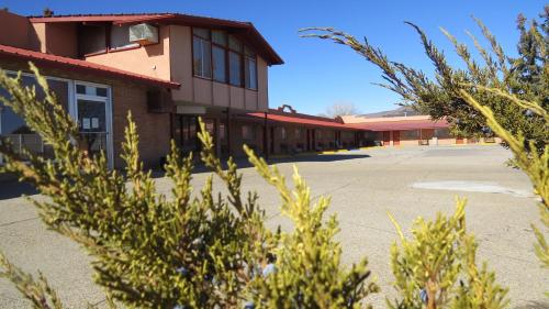 an empty parking lot in front of a building at Casa Lemus Inn in Raton