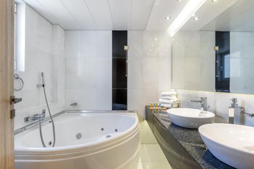 Ett badrum på Oasis Hotel Apartments