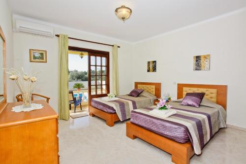 Cet appartement comprend une chambre avec deux lits et un balcon. dans l'établissement Villa Monte Velho, à Albufeira