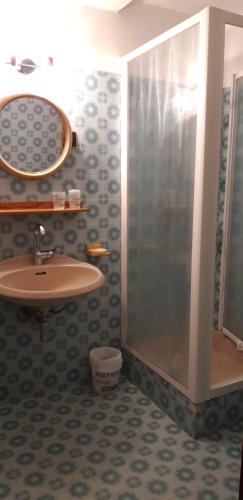 une salle de bain avec un lavabo et une douche dans l'établissement GERFAUD Appartements en chalet, à Saint-Gervais-les-Bains