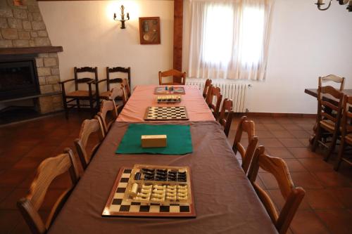 a room with a long table with chessboards on it at Paller Cal Cintet in Aristot