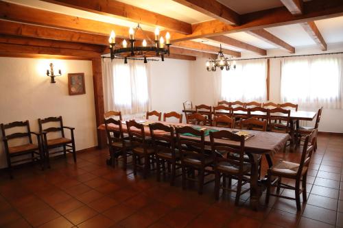 a dining room with a long table and chairs at Paller Cal Cintet in Aristot