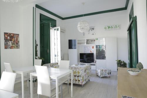 a dining room with a white table and chairs at Cosmopolitan B&B in Palermo