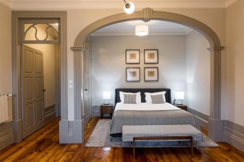 Кровать или кровати в номере Gallery Townhouse & Home