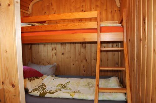 Rolling Home في إبينغن: غرفة نوم مع سريرين بطابقين في كابينة