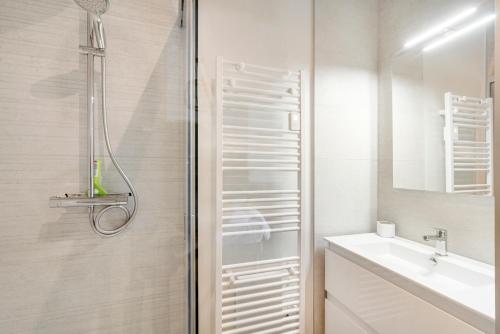 a bathroom with a shower and a sink at Résidence Ker Enia Meublés de Tourisme in Cambo-les-Bains