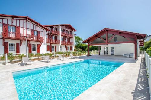 une image d'une piscine dans une maison dans l'établissement Résidence Ker Enia Meublés de Tourisme, à Cambo-les-Bains