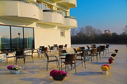 um pátio com mesas e cadeiras num edifício em Hotel Plaža em Varvarin