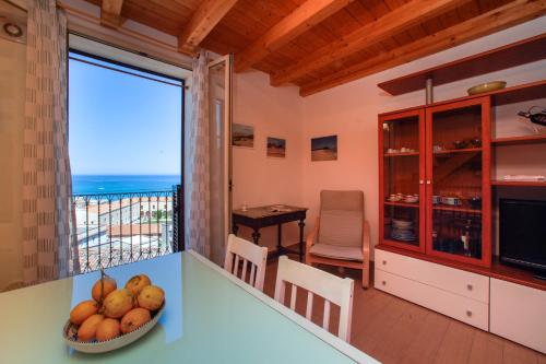 - une cuisine et une salle à manger avec vue sur l'océan dans l'établissement Casa Tramonto by Wonderful Italy, à Cefalù