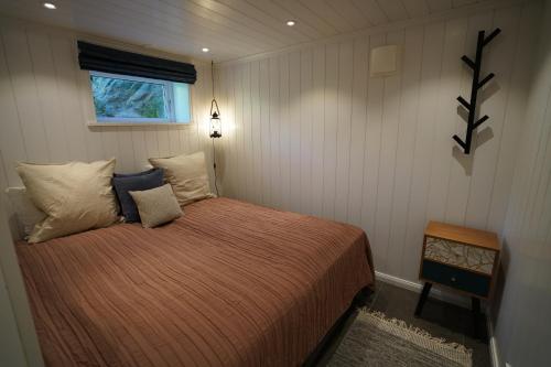 Ένα ή περισσότερα κρεβάτια σε δωμάτιο στο Lofoten panoramic luxury home with sauna
