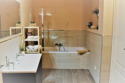 uma casa de banho com uma banheira e um lavatório em LOFT 66 em Vaiano