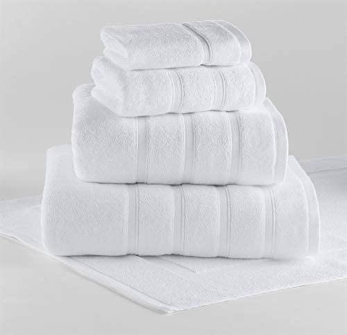 una pila de toallas blancas en un plato blanco en Cosy studio apartment - perfect for your stay in Rovaniemi! en Rovaniemi