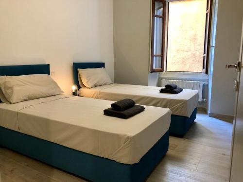 サロにあるCasa Elisabetta, affacciata sul golfoの窓付きの客室で、ベッド2台が備わります。