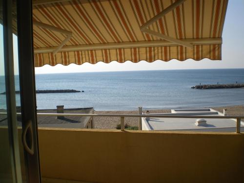 - une vue sur l'océan depuis le balcon d'un complexe dans l'établissement Valras 1ère ligne vue pleine mer, à Valras-Plage