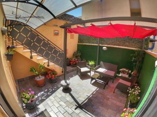 an overhead view of a patio with a red umbrella at MaJa in Reggio Calabria