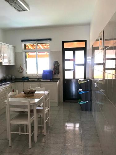 a kitchen with a table and chairs in a room at Cantinho Solpraia in Porto Santo