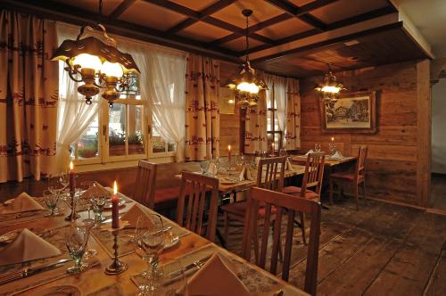 una sala da pranzo con tavoli e sedie a lume di candela di Chalet Stöckli a Wilderswil