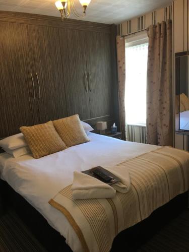 ブラックプールにあるGlenheath Hotelのベッドルーム1室(ベッド1台、リモコン付)