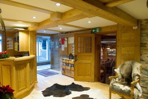 eine Lobby eines Restaurants mit Holzwänden und einem Stuhl in der Unterkunft Hostel Chalet Stöckli mit Etagendusche in Wilderswil