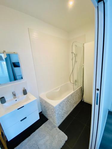 une salle de bain avec une baignoire, un lavabo et une douche dans l'établissement Hyper-centre Lille - Appartement 65m2, à Lille