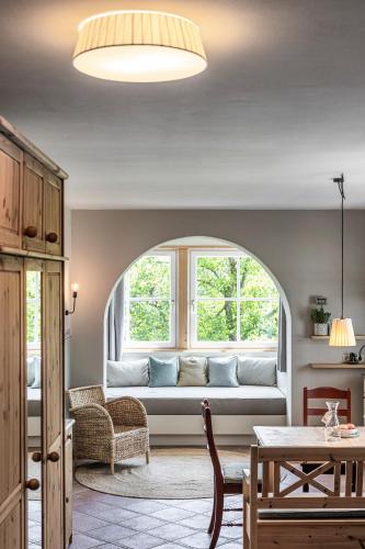 sala de estar con sofá frente a una ventana en Villa Gloria, en Soprabolzano