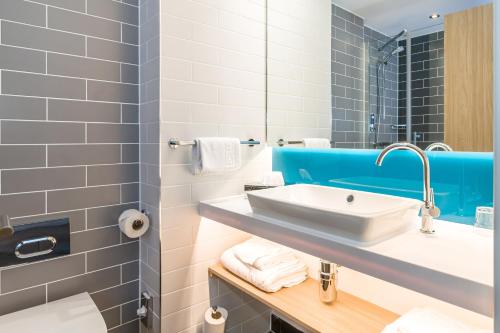 a bathroom with a sink and a mirror at Holiday Inn Express - Bodmin - Victoria Junction by IHG in Bodmin