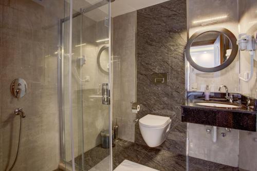 un bagno con doccia, WC e lavandino di Violin Hotel Sultanahmet a Istanbul