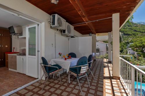 a patio with a table and chairs on a balcony at Vila Milena in Krvavica