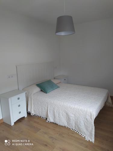 Giường trong phòng chung tại Piso de alquiler en Tapia de Casariego