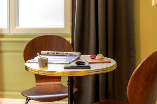 une table avec un stylo et une tablette dans l'établissement Les appartements chics du Vieux-Port, à Marseille