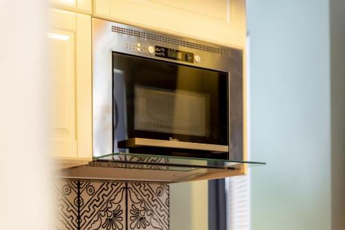 un horno microondas en la parte superior de una barra de cocina en Les appartements chics du Vieux-Port, en Marsella