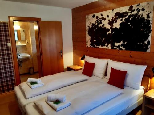 Pokój hotelowy z 2 łóżkami i łazienką w obiekcie Haus Reason w mieście Kitzbühel