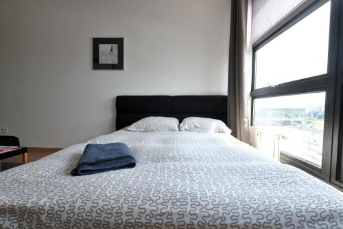 een slaapkamer met een bed met een blauwe handdoek erop bij Appartement Gare Lille Europe in Lille