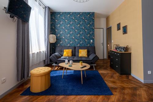 - un salon avec un canapé et une table dans l'établissement Trankil-Apparts Centre 2, à Saint-Quentin