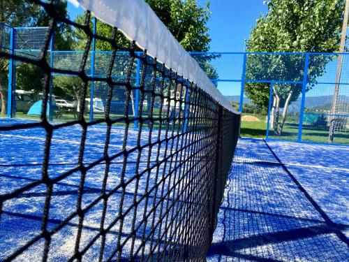 Camping Gran Sol في Montferrer: شبكة تنس على ملعب تنس