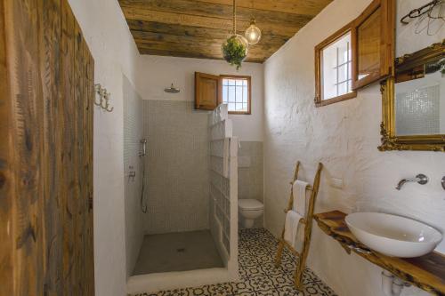 A bathroom at LAS MARIPOSAS