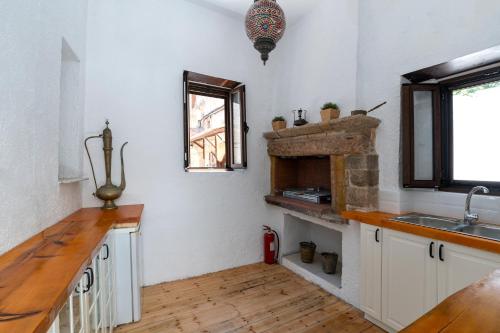 cocina con fregadero y chimenea en Letty's House - Old Town Luxury Mansion, en Rodas
